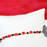 Bracelet fin rouge avec rosace noire