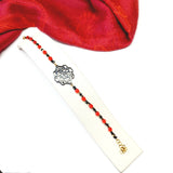 Bracelet fin rouge avec rosace noire