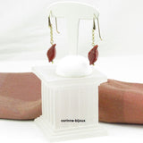 Corinne Lannel Bijoux - boucles d'oreilles jaspe rouge forme de feuille crochet plaqué or