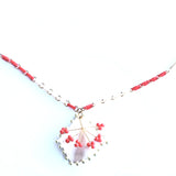 Collier fin rouge et écru effet corail