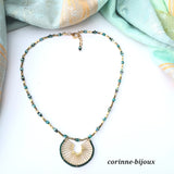 Collier vert foncé avec pendentif en laiton fait main