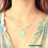 Collier pendentif en verre vert clair et perles beiges translucides