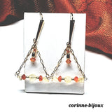 Boucles d’oreilles pendantes fait main en citrine et cornaline avec finition plaqué or, design triangulaire et pierres aux tons dorés et orangés – Corinne-Bijoux.
