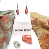 Boucles d'oreilles en pierre fine jaspe rouge à la forme originale en feuille, complétée de pyrite. Boucles d'oreille courtes. Bijou fait main, modèle unique crée à Beynes dans les Yvelines.