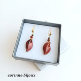 Boucles d oreilles courte en pierres fines jaspe rouge et pyrite. Plaqué or. Modèle unique, livrée dans une boite personnalisée. Bijoux fait à Beynes dans les Yvelines.