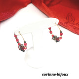 Boucles d'oreilles créoles en verre rouge et hematite dore. Modèle unique.