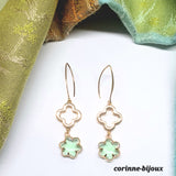 Boucles d'oreilles originales en forme de trefle et de fleur en verre couleur vert clair. Bijou fait main par Corinne Lannel à Beynes 