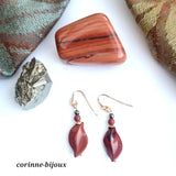 Boucles d'oreilles en pierre fine jaspe rouge à la forme originale en feuille. Boucles d'oreille courtes. Bijou fait main, modèle unique crée à Beynes dans les Yvelines.