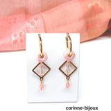 Boucles d'oreilles pendantes originales en céramique et en verre montées sur un anneaux en acier doré inoxydable. Boucles d'oreilles de couleur pastel légèrement rosée.
Boucles d'oreilles faites à Beynes dans les Yvelines.