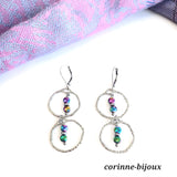 Boucles d'oreilles pendantes originales et modernes en forme créoles avec pendentif en hématite couleur arc-en-ciel. Boucles d'oreilles uniques faites à Beynes dans les Yvelines.

