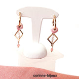 Boucles d'oreilles mi-longues originales en céramique et en verre. montées sur un anneaux en acier doré inoxydable. Boucles d'oreilles faites à Beynes dans les Yvelines.