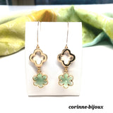 Boucles d'oreilles mi longues en forme de fleur couleur vert clair. Acier inoxydable doré. Modèle unique fait main par Corinne Lannel à Beynes.