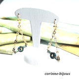 Boucles d'oreilles discrètes. Style moderne en hématite doré et vert iris. Boucles d'oreilles légères à porter. Bijou fait main par Corinne Lannel à Beynes.