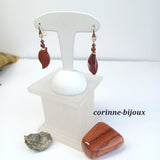 Boucles d'oreilles en pierre fine jaspe rouge à la forme originale en feuille. Boucles d'oreille courtes. Attache en plaqué or. Bijou fait main, modèle unique crée à Beynes dans les Yvelines.
