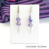 Boucles d'oreilles pendantes bleu violet irisé. terminée d'une chaine fine en acier inoxydable argentée.
Perles en cristal à facettes.
Boucles d'oreilles faites à Beynes dans les Yvelines.