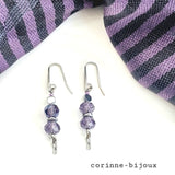 Boucles d'oreilles pendantes bleu violet irisé. terminée d'une chaine fine en acier inoxydable argentée.
Boucles d'oreilles faites à Beynes dans les Yvelines.
