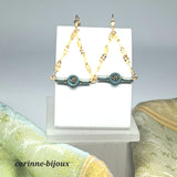 Jolies boucles d'oreilles originales composées de perles en hématite vert irisé montées sur chaine en acier doré inoxydable. Chaine torsadée et striée. Boucles d'oreilles uniques artisanales. Fait par Corinne Lannel à Beynes.