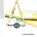 Boucles d'oreilles fines et légères. Forme originale et couleur discrète d'un vert irisé. Perles à base d'hématite. Chaîne dorée torsadée en acier inoxydable. Bijou fait main par Corinne Lannel à Beynes.