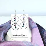 Boucles d'oreilles pendantes originales et modernes en forme creoles avec pendentif en hématite couleur arc-en-ciel. Attache en acier inoxydable.
