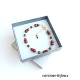 Bracelet discret aux pierres fines de jaspe rouge et pyrite. 2 couleurs naturelles. Ce bracelet en plaqué or est livré dans une jolie boite personnalisée. Ce bijou est fait à Beynes dans les Yvelines.