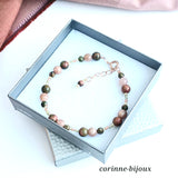 bracelet en pierre fine d unakite une pierre vert kaki et en pierre de lune saumon en rappel du veinage de la pierre d'unakite. Bracelet livré dans une boite argentée et personnalisée.
Bracelet fait main et unique crée à Beynes dans les Yvelines