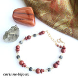 Bracelet aux couleurs naturelles, composé de pierres fines en jaspe rouge de couleur rouge brique et de pierre fine la pyrite couleur laiton. Bijou unique fait main crée  à Beynes dans les Yvelines.