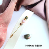 broche à chapeau également utilisée en broche pour attacher une écharpe ou en décor sur un vêtement. Composée de pierre d'unakite, une pierre fine dans les tons vert kaki et de pierre de lune saumon. Pièce unique fait main sur Beynes dans les Yvelines.