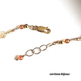 Collier en pierre naturelle de cornaline orange et ctrine jaune. Longueur ajustable par une chaine plaqué or. Ce collier est fait main dans les Yvelines