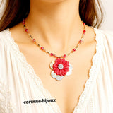 collier élégant avec son pendentif en fleur de satin rouge et doré. Collier fait main. Modèle unique.
