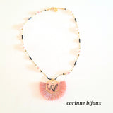collier artisanal monté sur une chaine doré en acier inoxydable et composé de perles en verre à facettes alternées par des perles noires en verre.
