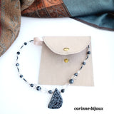 Collier argent rhodié en pierre obsidienne grise et cristal de roche transparente. Ce collier en pierre est créé à Beynes dans les Yvelines 