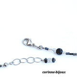Collier ajustable en pierre grise d'obsidienne et pierre de cristal de roche. Le fermoir en argent rhodié est ajustable. 
