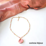 Collier en céramique peinte rose saumon .  D'une élégance intemporelle, ce collier en céramique délicatement découpée et peinte en rose saumon avec un contour doré, est un véritable bijou d'art. Ce bijou est réalisé à Beynes dans les Yvelines 