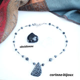 Collier argent rhodié en pierre obsidienne et  cristal de roche. C'est un bijou fait main et unique  dans les Yvelines à Beynes. 
