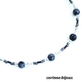 Collier en perle de pierre grise obsidienne et perle transparente de cristal de roche. C'est un bijou fait main et unique dans les Yvelines. 