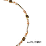 Collier en perle de verre orange avec un pendentif en forme de papillon. Ce  bijou est unique, léger,élégant et original.Ce collier fantaisie unique est crée à Beynes dans les Yvelines