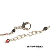 Collier fait main avec fermoir en acier inoxydable couleur rosée de forme arrondie longueur ajustable.