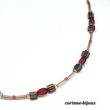 Collier raffiné composé de perles en verre striées couleur bronze et rouge et de perles dorées 