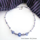 Collier en verre couleur bleu violet irisé. Contour avec des perles en cristal à facettes et de perles en verre rectangulaire.
Collier créé à Beynes dans les Yvelines.