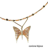 Collier en laiton et perles de verre orange avec un pendentif en forme de papillon. C'est un bijou unique,original et chic crée à Beynes dans les Yvelines