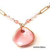 Collier pendentif en céramique rose saumon. Ce bijou unique est crée dans les Yvelines à Beynes. 