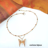 Collier avec un pendentif en laiton decoupé au laser. Le contour de ce collier est orné de perles en verre orange. C'est un bijou chic,moderne et original crée à Beynes dans les Yvelines