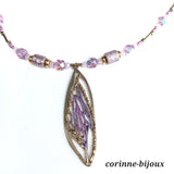 collier de couleur vieux rose et mauve avec pendentif en laiton artisanal découpé au laser aux nuances de roses. Collier fait main à Beynes dans les yvelines.