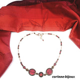 Collier fait main rouge et bronze en verre