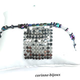 Collier en tissu d aluminium et hématite argenté et arc en ciel.
Bijou unique.