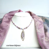 collier de couleur vieux rose et mauve avec pendentif en laiton artisanal découpé au laser aux nuances de roses. Collier fait main à Beynes dans les yvelines.