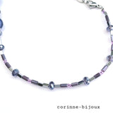 Collier en verre couleur bleu violet irisé et argenté. Contour avec des perles en cristal à facettes et de perles en verre rectangulaire.
Collier fait sur Beynes dans les Yvelines.