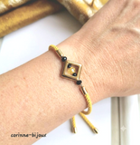 bracelet élégant et moderne monté sur cordon jaune ajustable