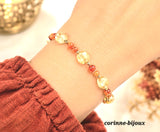 Bracelet élégant et naturel avec ces perles en cornaline, une pierre orange et la citrine, une pierre jaune translucide. Bracelet plaqué or.