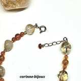 bracelet en pierre de cornaline et en citrine terminé par un fermior en plaqué or et ajustable par une chainette en plaqué or